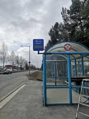 Bild på hållplats med en digital hållplatsskylt och pratorfunktion.