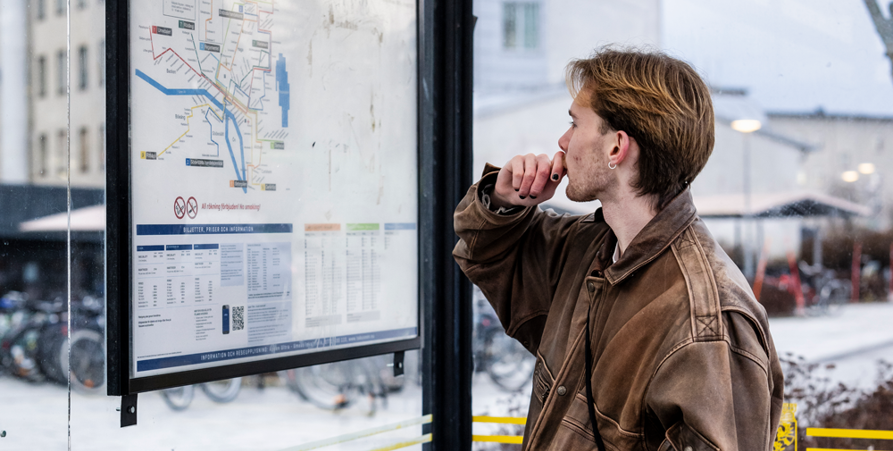 Bussresenär Joel Lökholm betraktar linjekartan