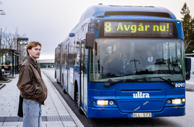 Bussresenär Joel Lökholm väntar på en buss
