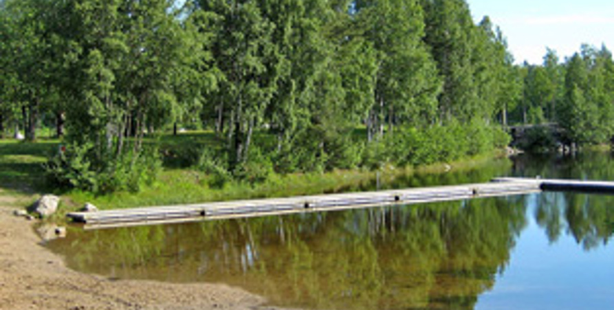 A beach with a jetty at Bölesholmarna in Umeå
