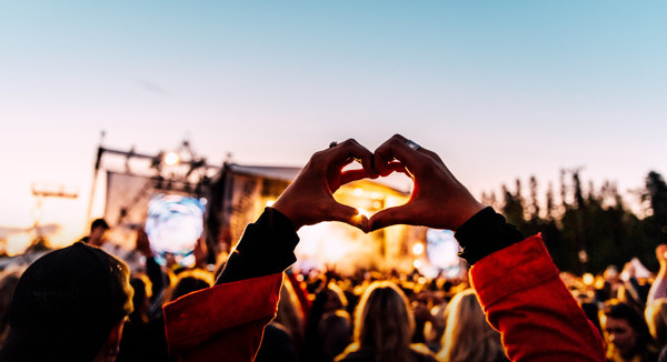 Ett publikhav vid en konsert