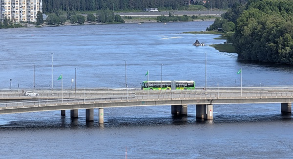 Ultrabuss kör på bro