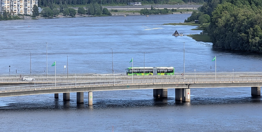 Ultrabuss kör på bro
